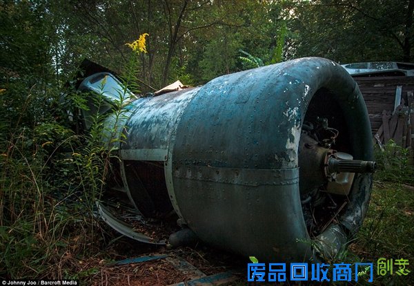 组图：美摄影师旅途偶遇二战老飞机“墓地”