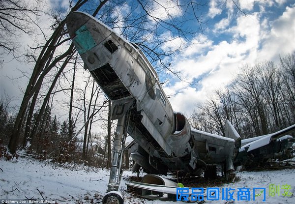 组图：美摄影师旅途偶遇二战老飞机“墓地”