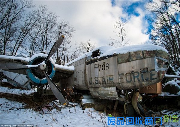 组图：美摄影师旅途偶遇二战老飞机“墓地”