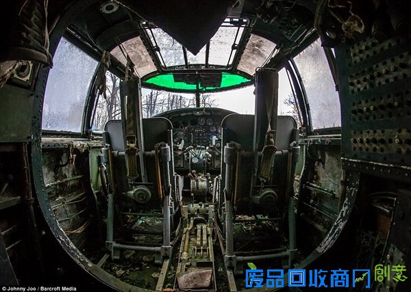 组图：美摄影师旅途偶遇二战老飞机“墓地”