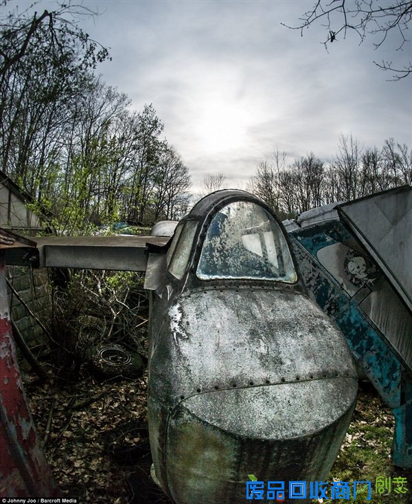 组图：美摄影师旅途偶遇二战老飞机“墓地”