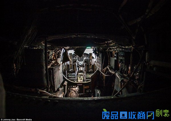 组图：美摄影师旅途偶遇二战老飞机“墓地”