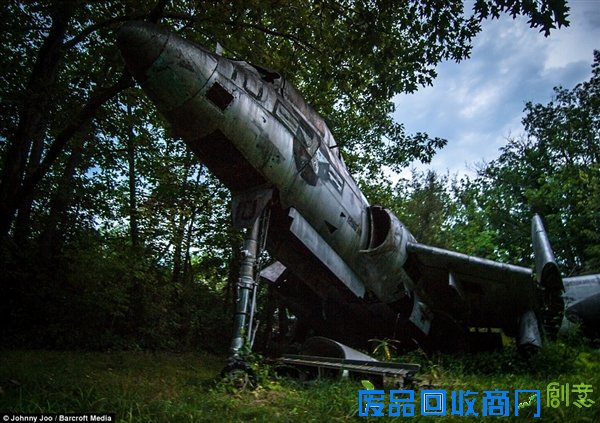 组图：美摄影师旅途偶遇二战老飞机“墓地”