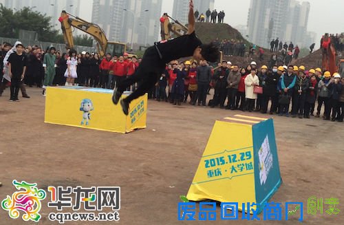 精彩的空翻表演。