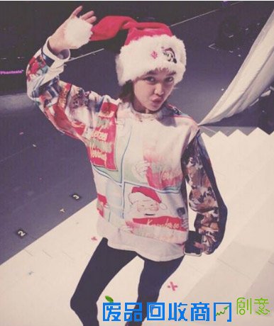 少女时代变身圣诞老人 秀英身穿卫衣表情搞怪十分可爱（图）