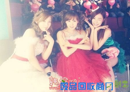 少女时代变身圣诞老人 秀英身穿卫衣表情搞怪十分可爱（图）