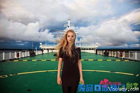 芬兰，波罗的海，甲板上的女孩长发飞扬。