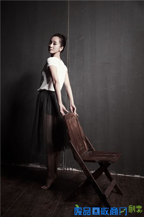 组图：董晴曝冬日唯美写真 化身芭蕾舞伶显优雅