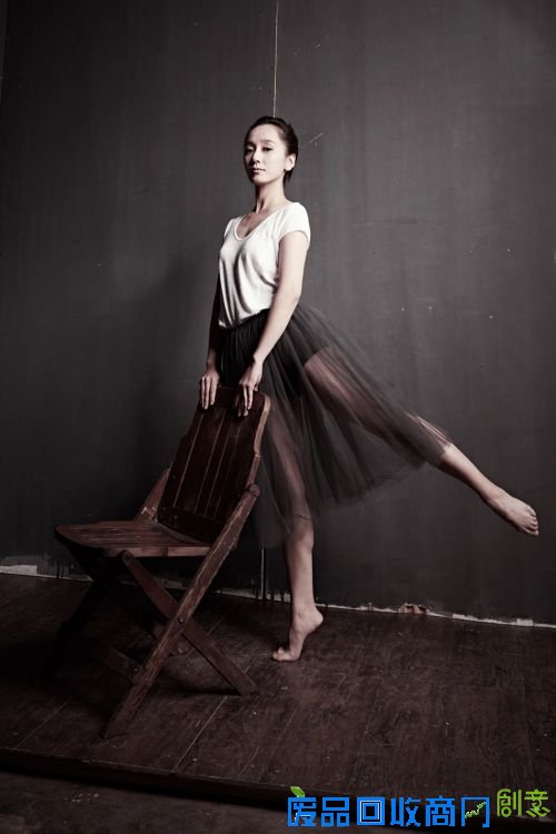 组图：董晴曝冬日唯美写真 化身芭蕾舞伶显优雅