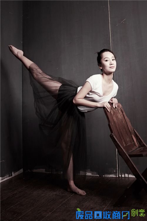 组图：董晴曝冬日唯美写真 化身芭蕾舞伶显优雅