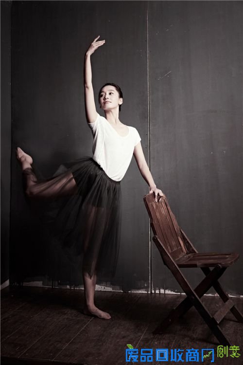 组图：董晴曝冬日唯美写真 化身芭蕾舞伶显优雅