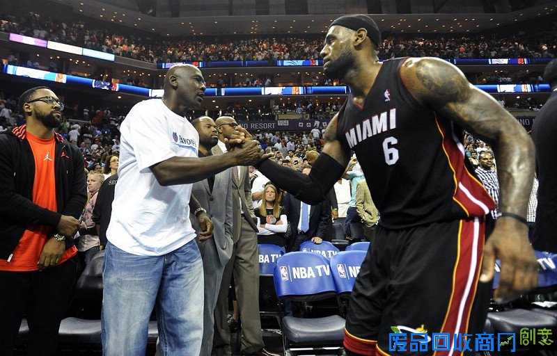 向前辈致敬——2014年4月29日，2013-2014赛季NBA季后赛东部首轮第4场：夏洛特山猫98：109负迈阿密热火。热火晋级季后赛第二轮，赛后詹姆斯向山猫老板
