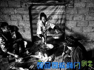 木苦衣伍木一家煮土豆吃