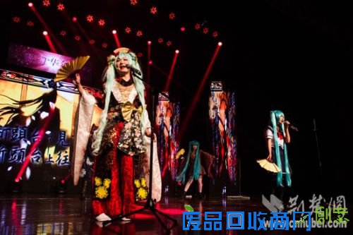 大学新年晚会：37岁男老师反串镜音连 学生演琅琊榜（图）