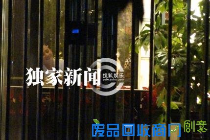 杜江霍思燕一家现身机场 嗯哼摆造型拍照呆萌可爱(图)