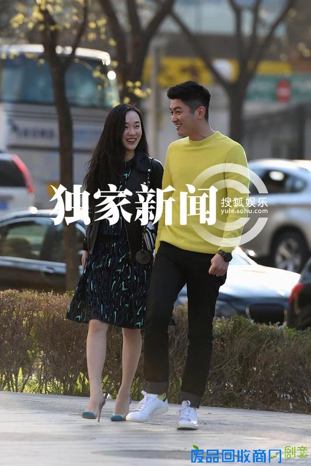 杜江霍思燕一家现身机场 嗯哼摆造型拍照呆萌可爱(图)