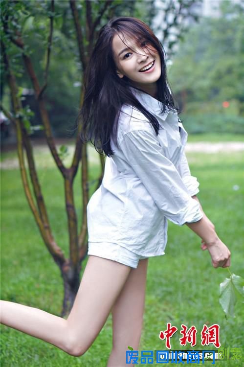 近日，一部网剧《太子妃升职记》在网络爆红，剧中可爱小丫鬟绿篱的饰演者海铃曝光了一组最新写真，片中尽显自己可爱俏皮的一面。