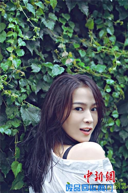 近日，一部网剧《太子妃升职记》在网络爆红，剧中可爱小丫鬟绿篱的饰演者海铃曝光了一组最新写真，片中尽显自己可爱俏皮的一面。