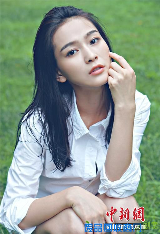 近日，一部网剧《太子妃升职记》在网络爆红，剧中可爱小丫鬟绿篱的饰演者海铃曝光了一组最新写真，片中尽显自己可爱俏皮的一面。