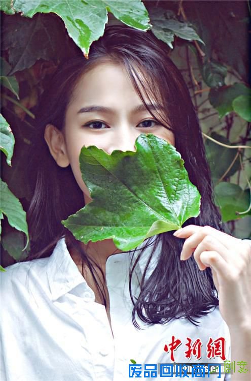 近日，一部网剧《太子妃升职记》在网络爆红，剧中可爱小丫鬟绿篱的饰演者海铃曝光了一组最新写真，片中尽显自己可爱俏皮的一面。