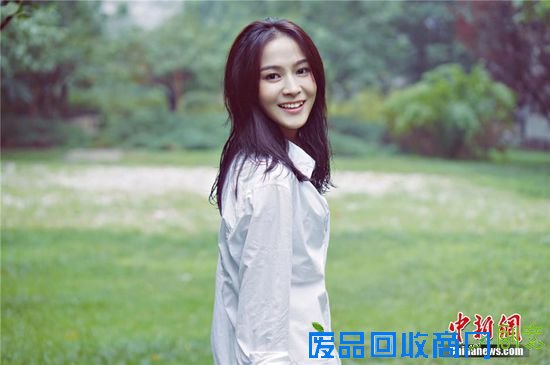 近日，一部网剧《太子妃升职记》在网络爆红，剧中可爱小丫鬟绿篱的饰演者海铃曝光了一组最新写真，片中尽显自己可爱俏皮的一面。