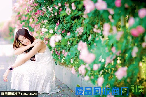 打造清纯甜美风 午后花墙少女