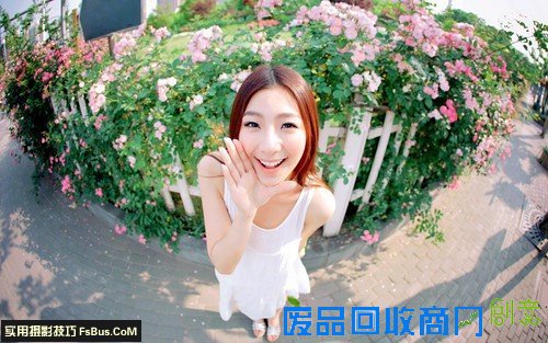 打造清纯甜美风 午后花墙少女