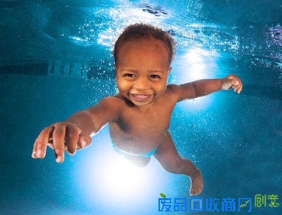 美摄影师发布作品集《水中萌娃》暖化人心(1/13)