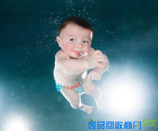 美摄影师发布作品集《水中萌娃》暖化人心(1/13)