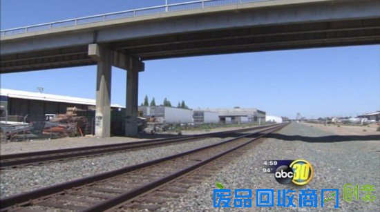 玩命！美摄影师铁轨上拍摄遭火车碾压身亡