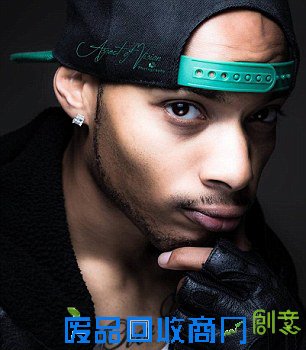 玩命！美摄影师铁轨上拍摄遭火车碾压身亡