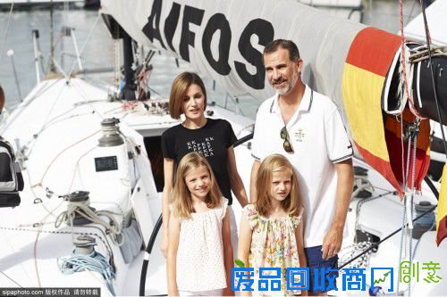 当地时间2015年8月8日，西班牙，菲利佩国王携莱蒂齐娅王妃和一对可爱的女儿参观皇家帆船赛，可爱娇羞女儿抢镜。（图片来源：Sipa图片）