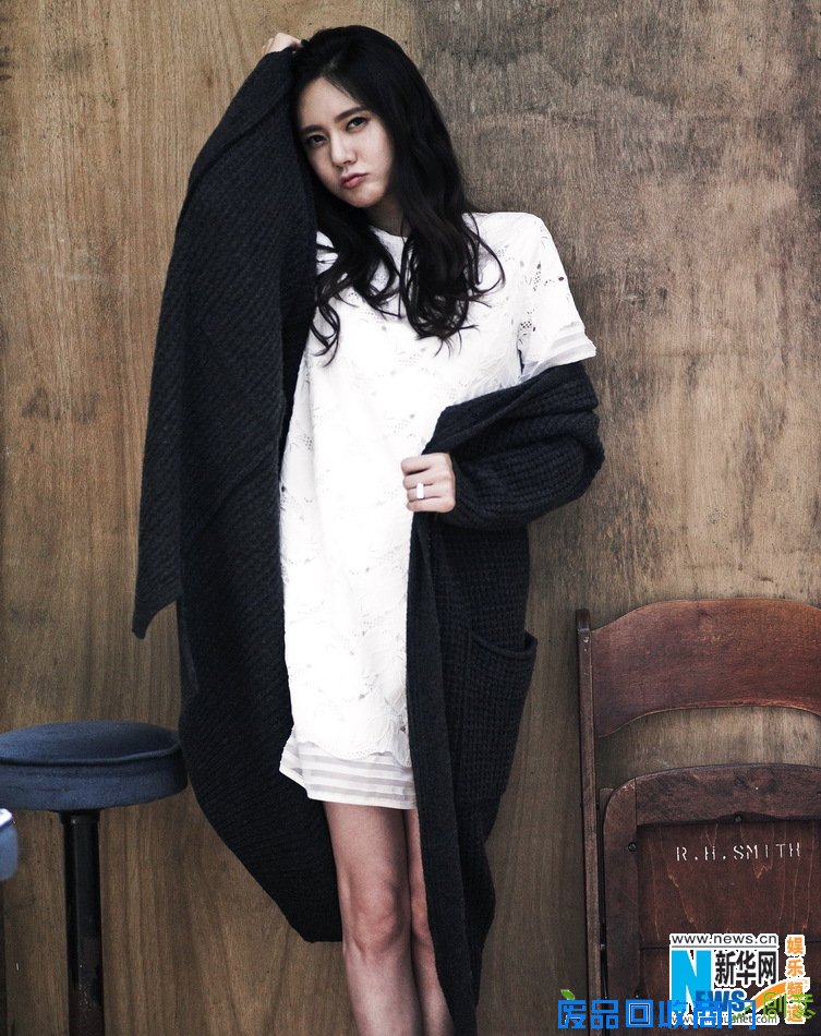 秋瓷炫毛衣白裙写真 俏皮可爱展现多面自我