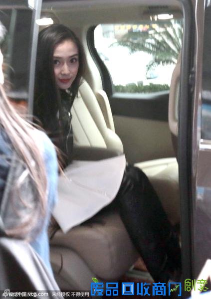 组图：baby白裙配皮衣 笑对镜头大方任拍