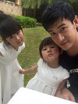 陆毅晒亲子温馨照