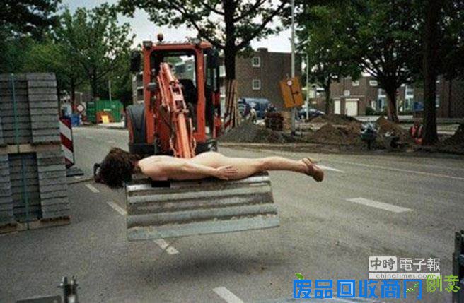 在路边铲车上的扑街照。(图/搜狐时尚) 在路边铲车上的扑街照。(图/搜狐时尚)