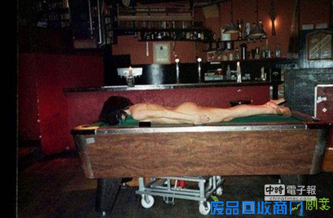 在酒吧的扑街照。(图/搜狐时尚) 在酒吧的扑街照。(图/搜狐时尚)