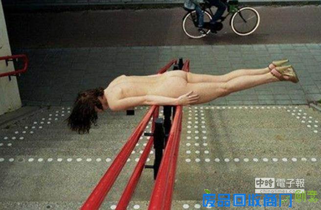 在路边扶手上的扑街照,这个很有难度。(图/搜狐时尚) 在路边扶手上的扑街照,这个很有难度。(图/搜狐时尚)