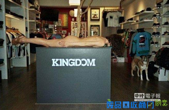 在服装店的扑街照。(图/搜狐时尚) 在服装店的扑街照。(图/搜狐时尚)