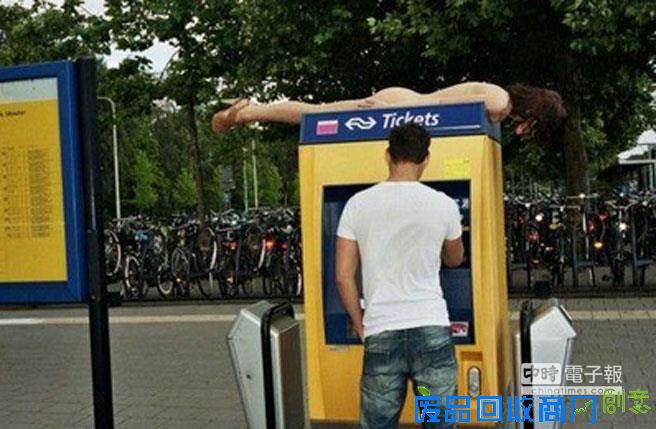 在路边自动售卖机的扑街照。(图/搜狐时尚) 在路边自动售卖机的扑街照。(图/搜狐时尚)