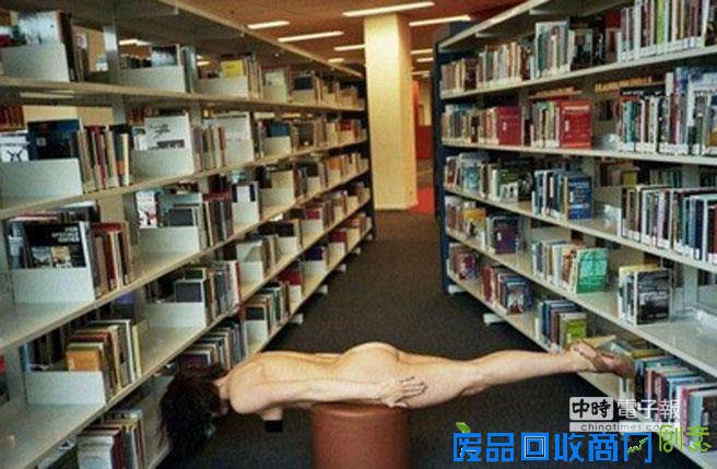 在图书馆的扑街照,试问还有谁能安心读书?。(图/搜狐时尚) 在图书馆的扑街照,试问还有谁能安心读书?。(图/搜狐时尚)