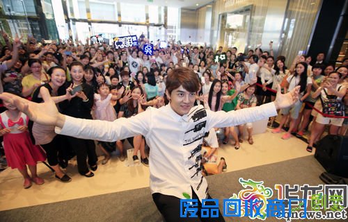 吴克群与粉丝合影留念。