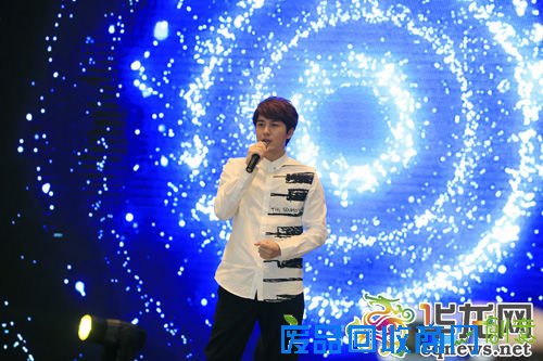 吴克群现场深情演唱新歌。