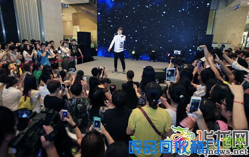 今日，吴克群《数星星的人》新专辑全国巡回宣传签唱见面会在重庆解放碑举行。