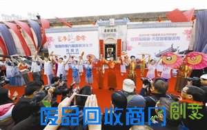 日前,“创意十二月”的活动“多彩客家——深圳市第九届客家文化节”在龙岗区鹤湖新居拉开帷幕,舞龙、舞麒麟、客家服饰展暨客家服装秀,展现出一幅跨越时空的客家服饰文化的多彩长卷。