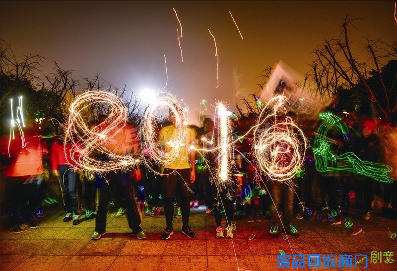 温州年轻人创意光绘迎新年