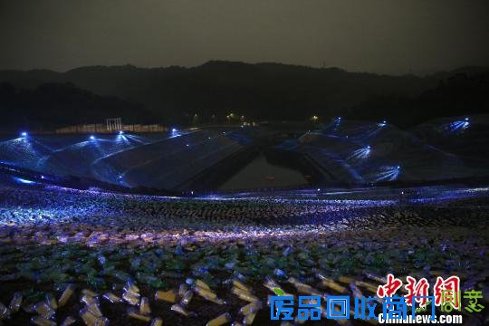 台湾基隆400万个塑料瓶组成“星空草原”倡环保、关怀弱势