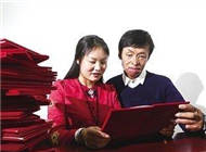 男子因救人被毁容 漂亮女孩甘心陪他流浪 男子因救人被毁容 漂亮女孩甘心陪他流浪