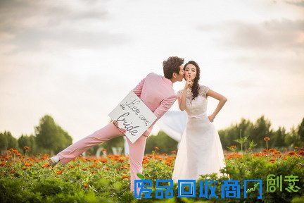 新人如何才能拍出喜庆婚纱照