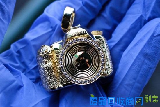 黄金镶钻吊坠：美摄影师花重金定制佳能5D3